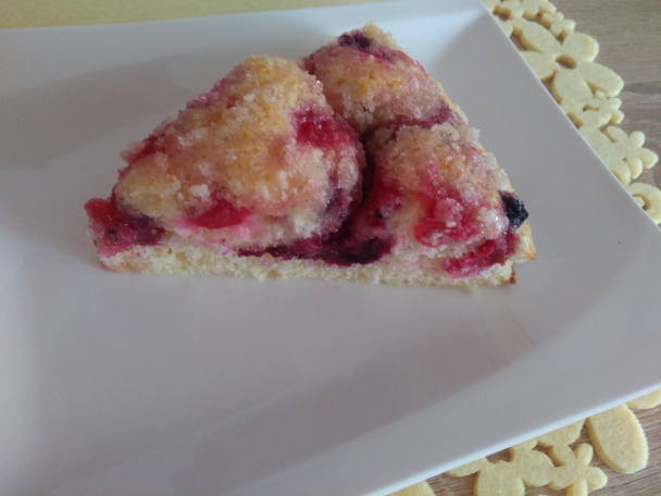 Hrnčekový bobuľový koláč s posýpkou - obrázok 4