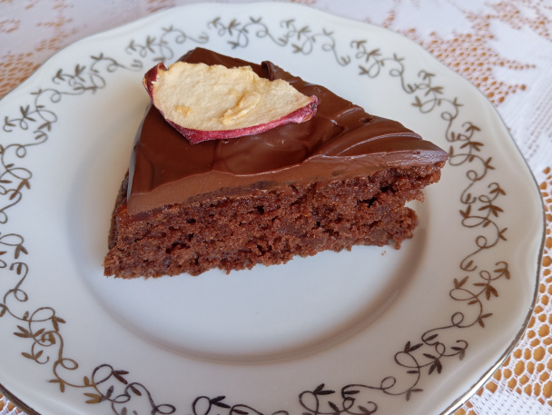 Vláčna jablková torta s čoko-jogurtovou polevou  - obrázok 1