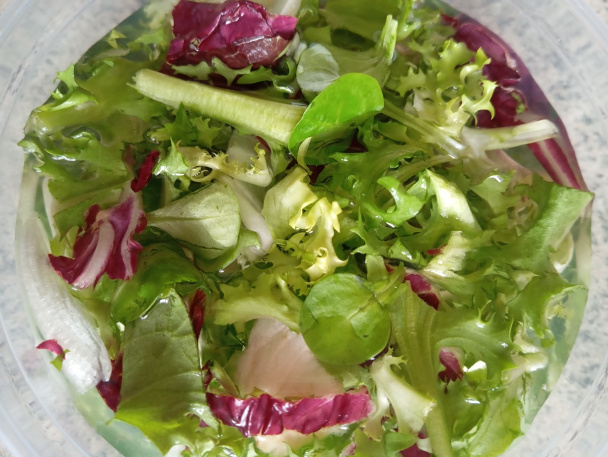 Granadír s čerstvým šalátom v zálievke - obrázok 1