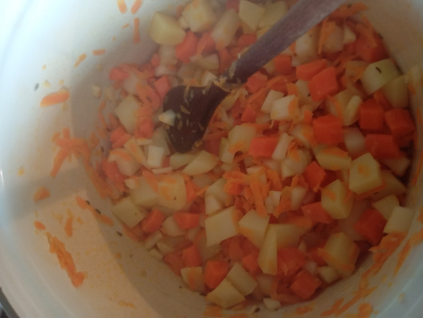 Chlebová polievka so zeleninou a sušenými hríbmi - obrázok 2