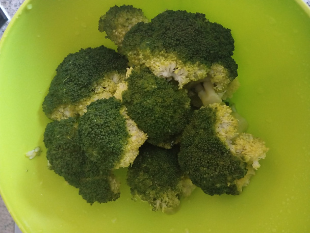 Jednoduchá brokolicová polievka so syrovými haluškami (fotorecept) - obrázok 2