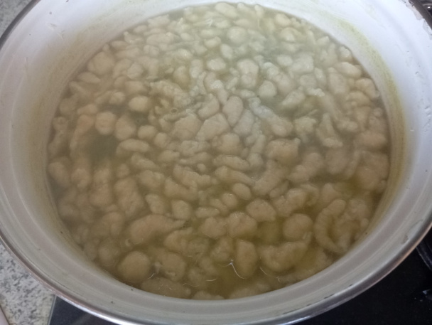 Jednoduchá brokolicová polievka so syrovými haluškami (fotorecept) - obrázok 4