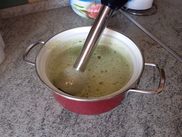 Jednoduchá brokolicová polievka so syrovými haluškami (fotorecept) - obrázok 3