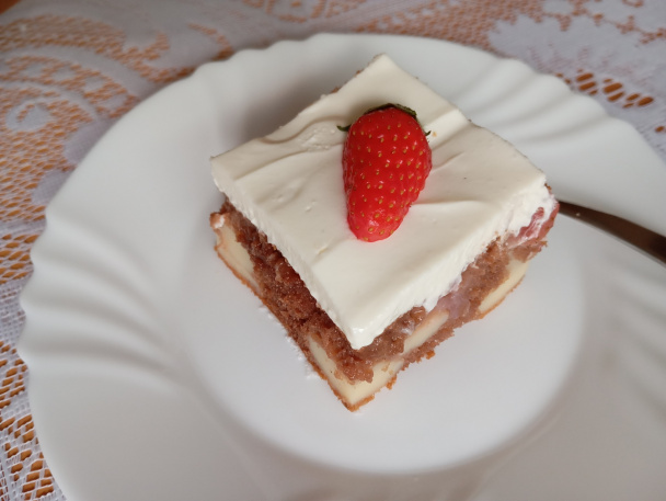 Jahodové pudingové kocky s polevou z kyslej smotany (fotorecept) - obrázok 1