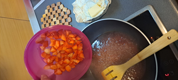 Teľacie medailóniky na jahodovej omáčke s dvojfarebnou štrúdľou (fotorecept) - obrázok 5