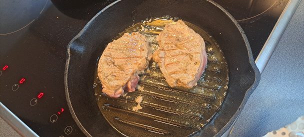 Teľacie medailóniky na jahodovej omáčke s dvojfarebnou štrúdľou (fotorecept) - obrázok 6