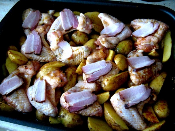 Kuracie krídelká zapekané so skorými zemiačkami na americký spôsob (fotorecept) - obrázok 4
