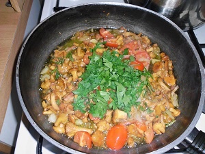 Spaghetti con cantarelli - špagety s kuriatkami (fotorecept) - obrázok 5