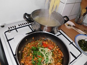 Spaghetti con cantarelli - špagety s kuriatkami (fotorecept) - obrázok 6