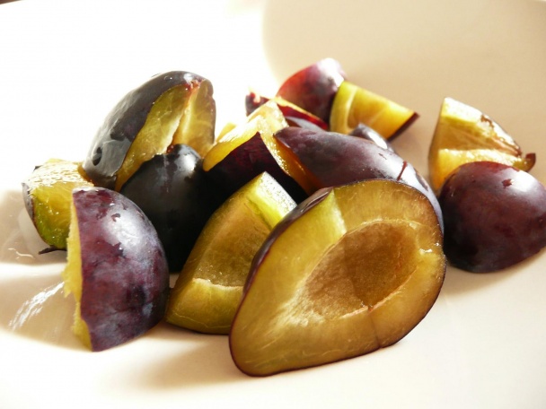 Tvarohové knedlíčky so slivkami a jogurtovo-broskyňovou polevou (fotorecept) - obrázok 1