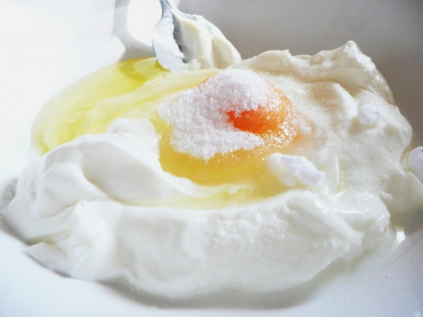 Tvarohové knedlíčky so slivkami a jogurtovo-broskyňovou polevou (fotorecept) - obrázok 2