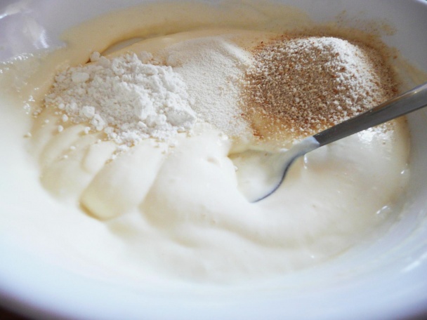 Tvarohové knedlíčky so slivkami a jogurtovo-broskyňovou polevou (fotorecept) - obrázok 3