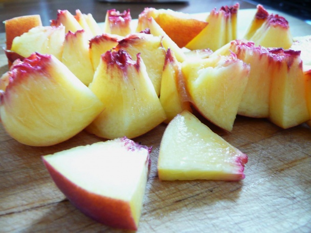 Tvarohové knedlíčky so slivkami a jogurtovo-broskyňovou polevou (fotorecept) - obrázok 6