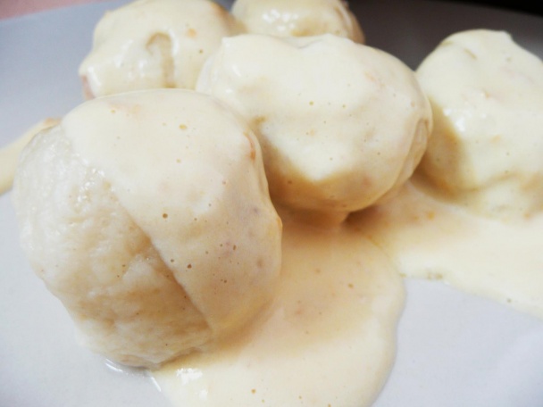 Tvarohové knedlíčky so slivkami a jogurtovo-broskyňovou polevou (fotorecept) - obrázok 9