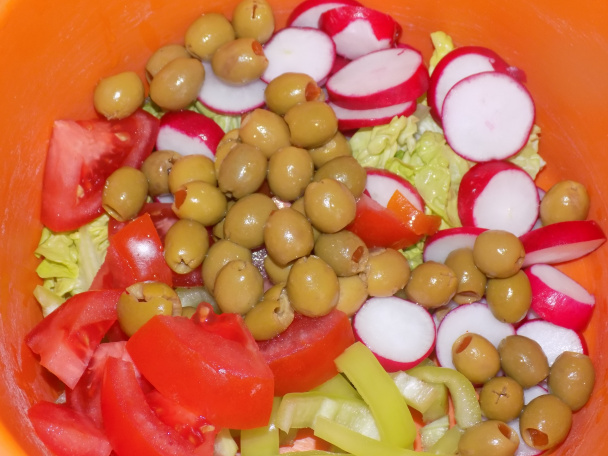 Zeleninový šalát so zálievkou z jogurtu a arašidového masla (fotorecept) - obrázok 1