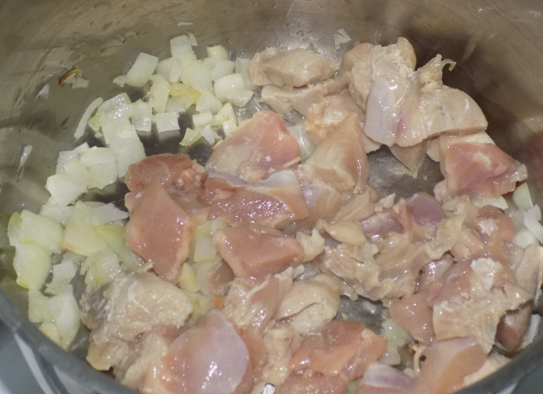 Kuracie mäso s cestovinami, hubami a paradajkami (fotorecept) - obrázok 3