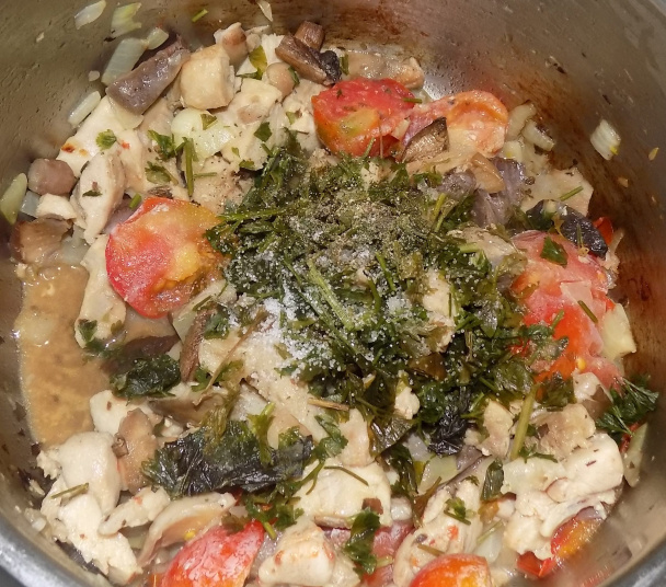 Kuracie mäso s cestovinami, hubami a paradajkami (fotorecept) - obrázok 5