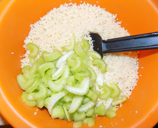 Kuskusový šalát so stonkovým zelerom (fotorecept) - obrázok 2