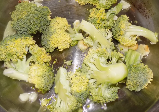 Kuracie mäso s brokolicou a cestovinami (fotorecept) - obrázok 3