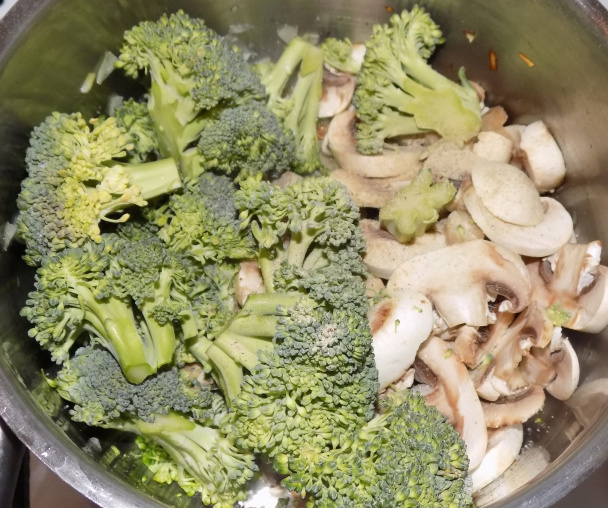 Cestoviny s brokolicovo-šampiňónovou omáčkou (fotorecept) - obrázok 3