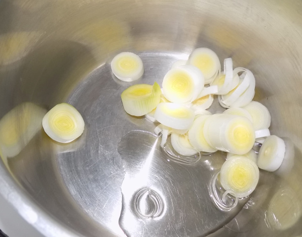 Polievka z cvikly so strateným vajcom a slaninou (fotorecept) - obrázok 1