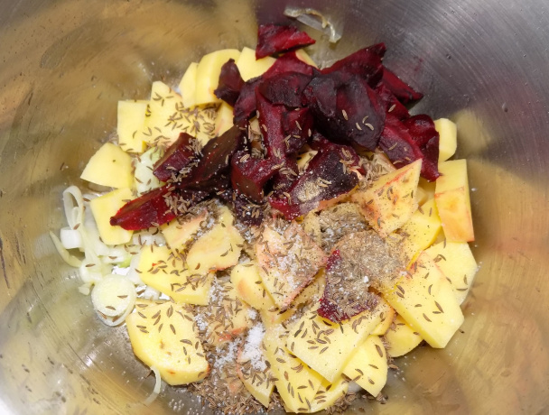 Polievka z cvikly so strateným vajcom a slaninou (fotorecept) - obrázok 2