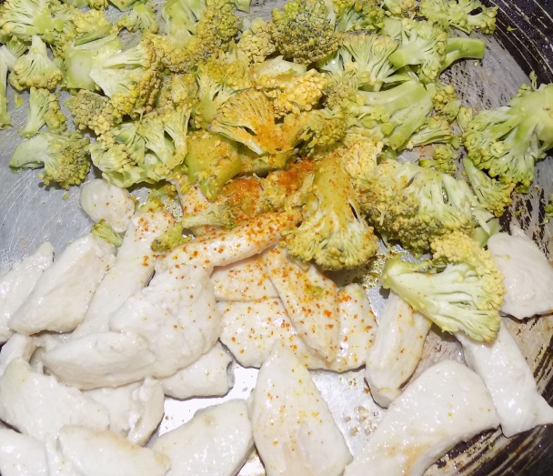 Omeleta s brokolicou a kuracím mäsom (fotorecept) - obrázok 2