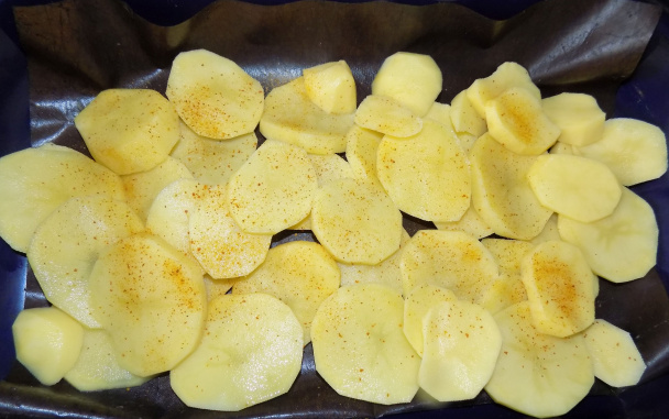 Pečené zemiaky so špargľou a s klobásou (fotorecept) - obrázok 2