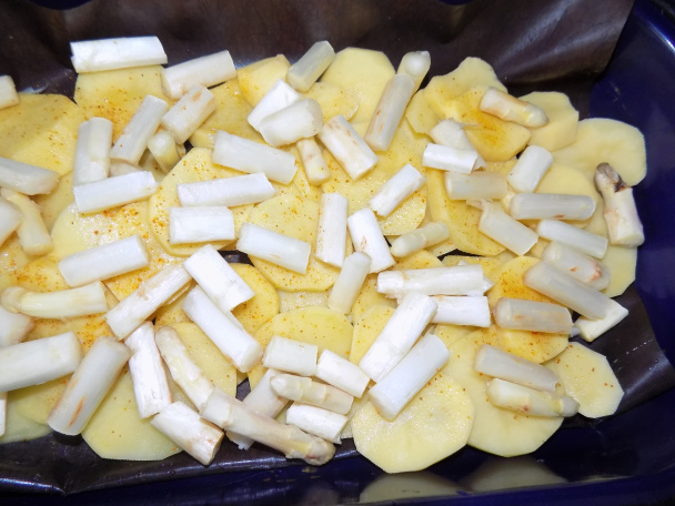 Pečené zemiaky so špargľou a s klobásou (fotorecept) - obrázok 3