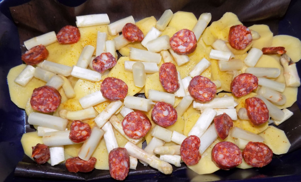 Pečené zemiaky so špargľou a s klobásou (fotorecept) - obrázok 4