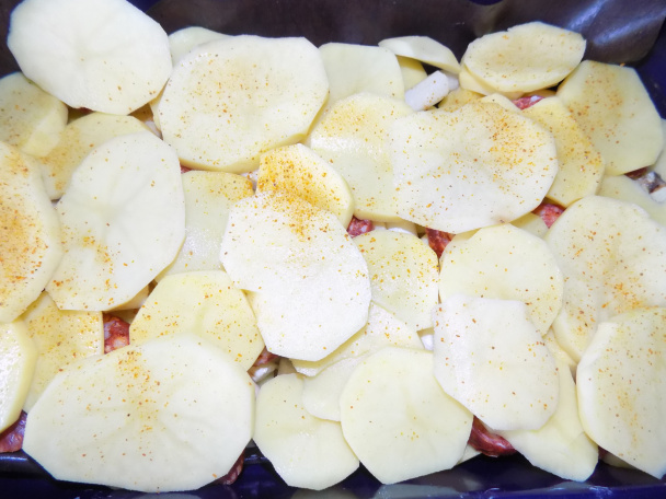 Pečené zemiaky so špargľou a s klobásou (fotorecept) - obrázok 5
