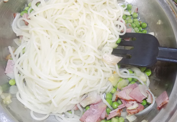 Špagety s hráškom a so šunkou (fotorecept) - obrázok 4