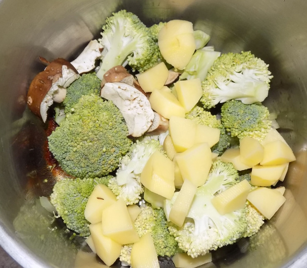 Brokolicová polievka s mangoldom a hubami (fotorecept) - obrázok 2