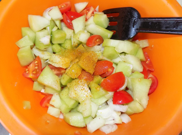 Šalát z paradajok a žltého melóna (fotorecept) - obrázok 4