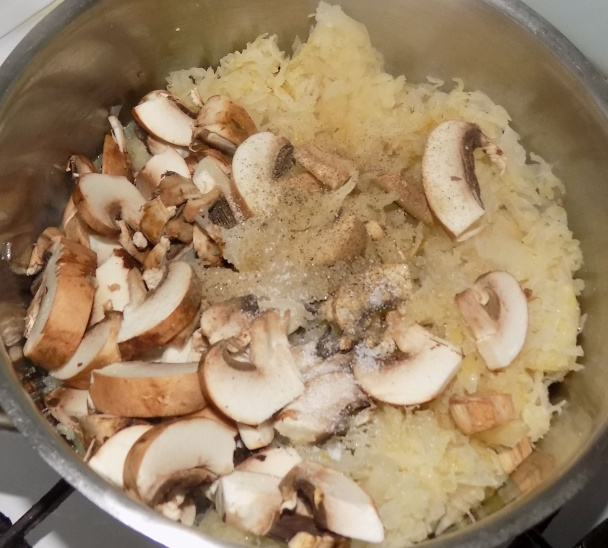 Vyprážané palacinky plnené kyslou kapustou a šampiňónmi (fotorecept) - obrázok 2