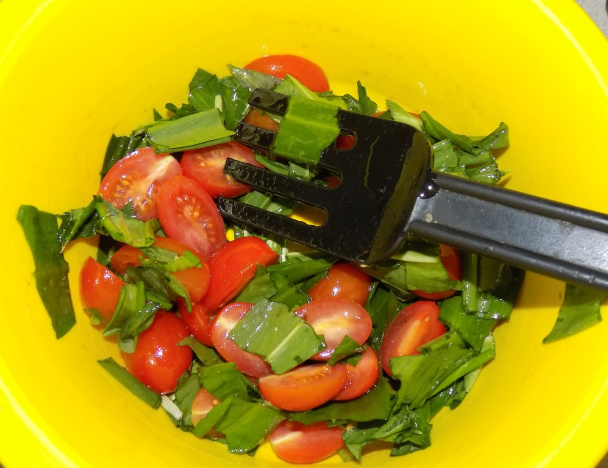 Paradajkový šalát s medvedím cesnakom (fotorecept) - obrázok 3