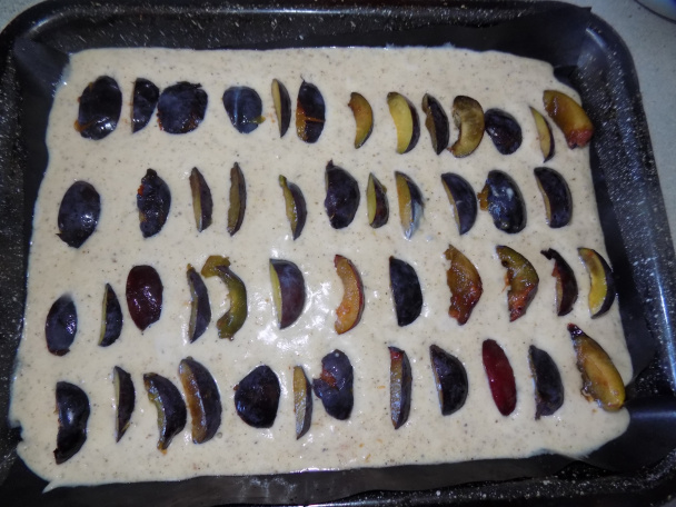 Orechovo-krupičkový koláč so slivkami (fotorecept) - obrázok 4