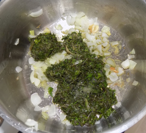 Mangoldovo-zemiakové placičky s cibuľovou omáčkou (fotorecept) - obrázok 2