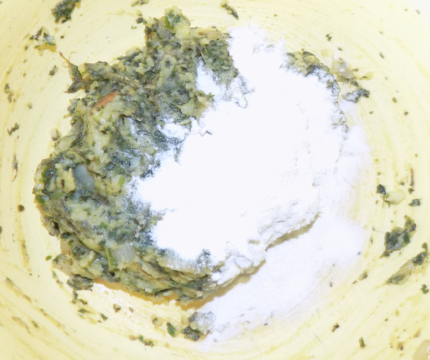 Mangoldovo-zemiakové placičky s cibuľovou omáčkou (fotorecept) - obrázok 4