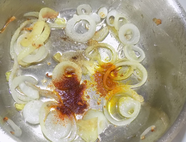 Mangoldovo-zemiakové placičky s cibuľovou omáčkou (fotorecept) - obrázok 6