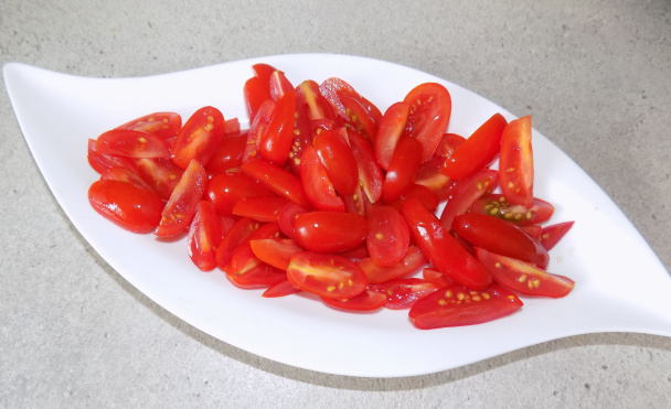 Paradajkový šalát s banánovou zálievkou (fotorecept) - obrázok 1