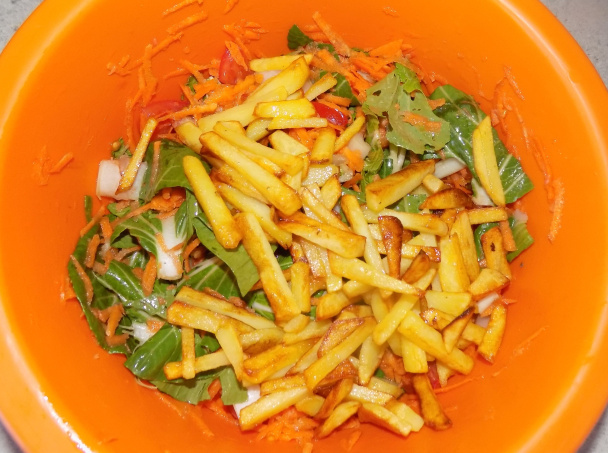 Šalát z čínskej kapusty so zemiakovou slamou (fotorecept) - obrázok 5