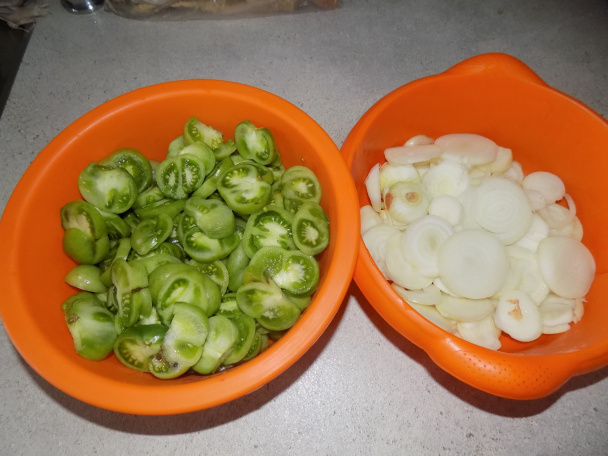 Paradajkovo-cibuľový šalát na zimu (fotorecept) - obrázok 1