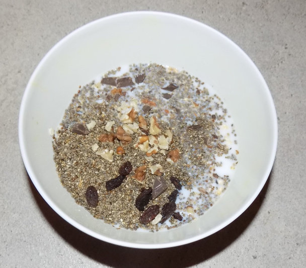 Vločkovo-čokoládový pohár s chia semienkami na raňajky (fotorecept) - obrázok 1