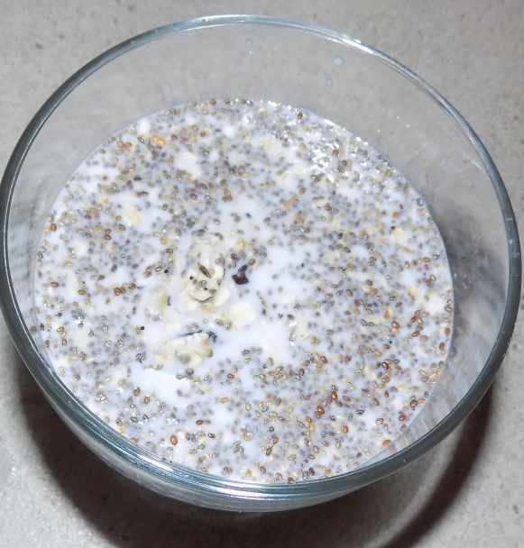 Vločkovo-čokoládový pohár s chia semienkami na raňajky (fotorecept) - obrázok 2