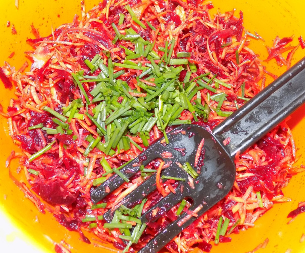 Mrkvový šalát s cviklou a pažítkou (fotorecept) - obrázok 3