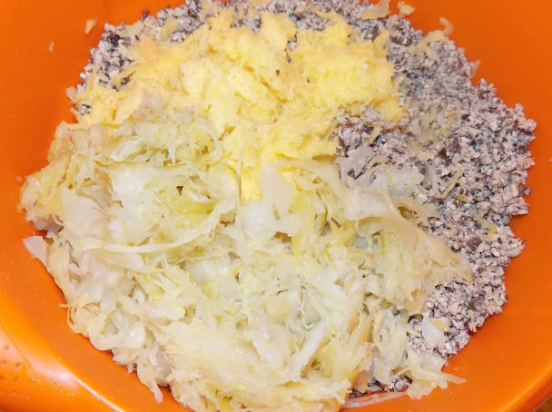 Bôbovo-zemiakové placky s kyslou kapustou (fotorecept) - obrázok 2