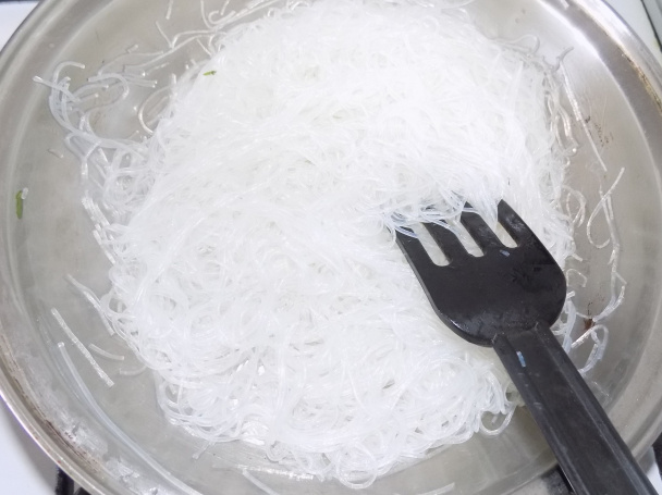 Šalát z ryžových cestovín (fotorecept) - obrázok 2