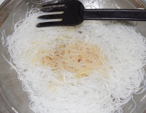 Šalát z ryžových cestovín (fotorecept) - obrázok 3