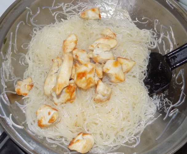 Šalát z ryžových cestovín (fotorecept) - obrázok 4